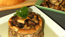 Pastilla de champignons des bois, escargots et pieds de porc