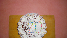 Gâteau moelleux, saveur vanille avec de la crème chantilly et fruits frais