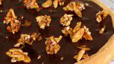 Tarte à la ganache au chocolat au lait d'amandes et amandes caramélisées