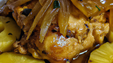 Chapon à l'ananas et oignon badigeonné de miel