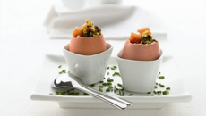 Œufs à la coque au tartare d'olives vertes et noires d'Espagne