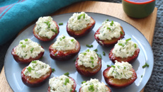 Bouchées apéro : quetsches et fromage de chèvre à la ciboulette