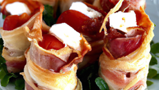 Mini-feuilletés au jambon sec, tomate, chèvre