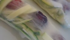 Rouleau de printemps aux courgettes, cerises et chèvre frais