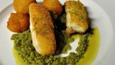 Filet de Merlu à la pistache et ses croquettes de poireaux gourmandes