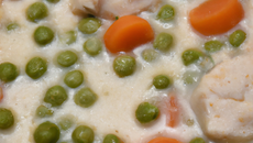 Nage de blancs de poulet, petits pois doux et carottes au lait de coco
