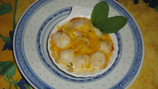 Saint-Jacques, fondue de poireaux et sauce au safran