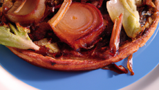 Tarte tatin aux endives braisées et bleu de bavière