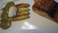 Saumon mariné et grillé, asperges blanches AA de Malines, œuf mollet et sabayon à l'oseille à la flamande