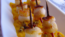 Brochettes de Saint-Jacques vanillées, écume vanille / safran et noisettes torréfiées