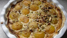 tarte à l'abricot, pain d'épices et pistache