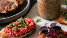 Tartine de pain viennois et son tartare