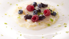 Carpaccio de Skrei de Norvège au citron combawa, fruits rouges en gelée