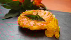 Tarte tatin à l'abricot, caramel fruits de la passion-sauge ananas