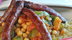 Tajine de merguez, légumes et semoule
