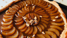 Tarte Tatin aux poires et aux noisettes