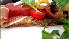 Bruschetta aux tomates cerises et jambon cru