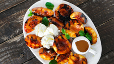 Pêches grillées, glace à la vanille, sauce caramel et beurre salé