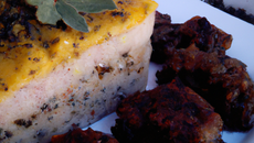 Parmentier de céleri et boudin noir, chapelure de pain d'épices