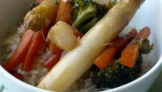 Riz sauté aux légumes de printemps