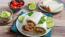 Wraps aux tranches végé haricots blancs, poivrons grillés, guacamole et salade