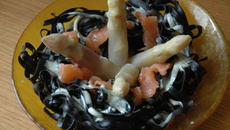 Fettucini à l'encre de seiche, asperges, saumon et safran