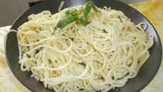 Spaghetti à l'ail, basilic et huile d'olive
