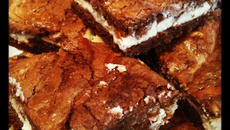 Duo de cheese-cake et brownie aux chocolats noir et blanc