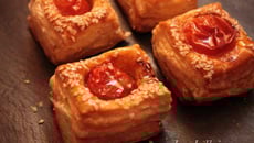 Feuilleté au Roquefort et tomate cerise