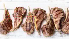 Côtes d'agneaux au barbecue