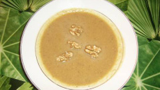Soupe de céleri rave aux noix grillées