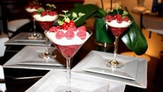 Confit d'aubergine aux groseilles, ganache au chocolat blanc et framboises