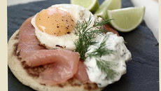 Blinis au saumon et œuf cocotte