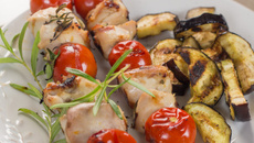 Brochettes de râbles de lièvre marinés au vermouth et romarin