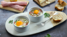 Œuf cocotte à la fondue de poireau et au jambon