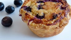 Gâteaux feuilletés à la crème d’amande et myrtilles