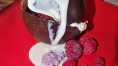 Sphère au chocolat, glace vanille, frmaboise et créme anglaise chaude