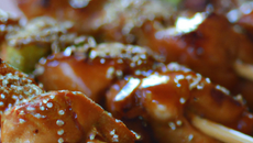 Brochette de poulet laqué au miel et au sésame