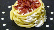 Spätzle d'Alsace aux lardons et sauce Roquefort