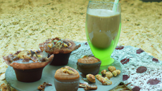 Muffins au chocolat et aux noix et milk-shake à la pistache
