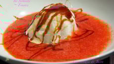 Île flotante sur soupe de fraises