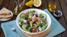 Salade aux pois chiches, fêta, roquette et olives noires