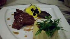 Onglet de veau au poivre de Sichuan charlotte de cerfeuil tubéreux et carmines braisées