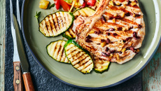 Côte de veau au barbecue, olives de Kalamata et citron confit, courgettes grillées et vinaigrette tomate-abricot