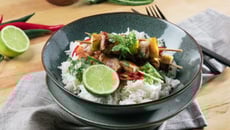 Brochettes de poulet et riz basmati sauce curry