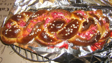Brioche tressée aux pralines roses