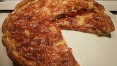 Tarte express au thon, tomate et fromage râpé