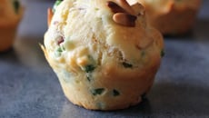 Cake au magret fumé, petit pois et fèves