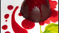 Dôme chocolat tonka, coulis de framboises