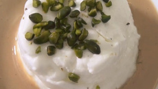 Îles flottantes au chocolat et pistaches concassées